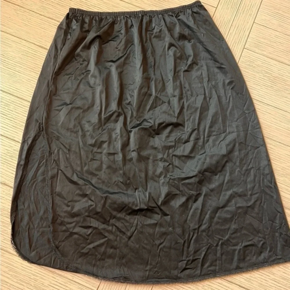 Vanity Fair vintage black side split w/ lace edge nylon slip. 26